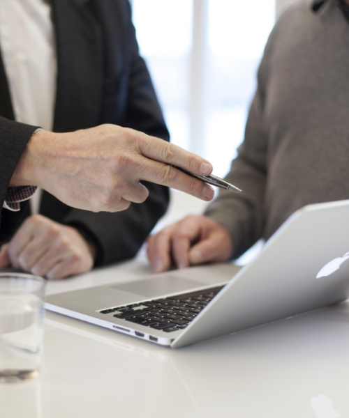 personas señalando pantalla de portátil