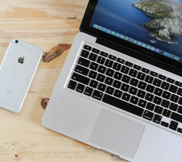 Portátil y móvil encima de la mesa