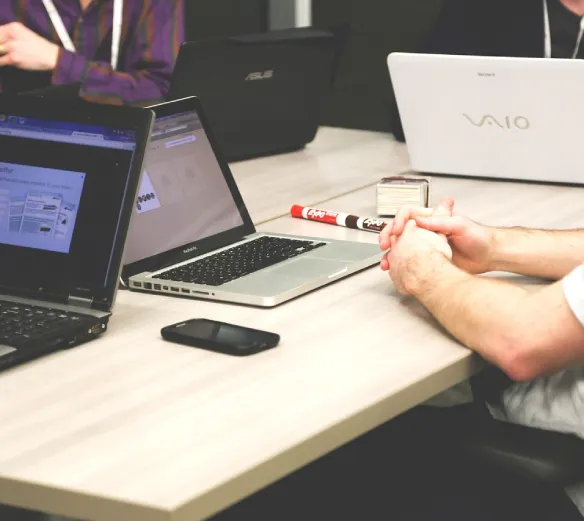 personas trabajando con sus ordenadores portátiles